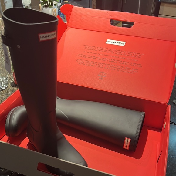 Brand new, never worn & still in the box - Picture 2 of 3